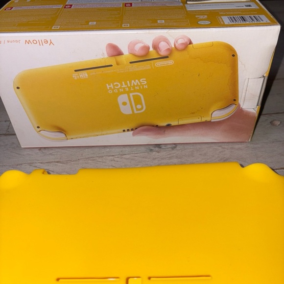 Nintendo Switch Lite 32GB Handheld Console Yellow Box Tempered Glass on Screen - Picture 13 of 15